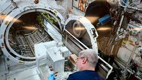 Astronaut auf der International Space Station ISS bei der Montage der Bauteile