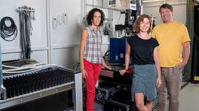 Federica Marone, Malgorzata Makowska und Steven Van Petegem (von links nach rechts) stehen an der Experimentierstation der SLS, an der die 3-D-Aufnahmen gelungen sind.