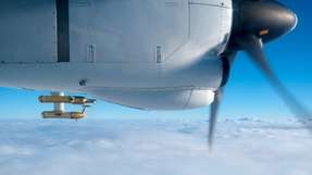 Referenzsensorik an einem Pylonen unter dem Flügel der Safire ATR 42 zur Bestimmung der atmosphärischen Bedingungen:
Die Referenzmessungen der Vereisungsbedingungen mit erprobten wissenschaftlichen Instrumenten bilden die Grundlage für die Bewertung der neu entwickelten Technologien zu SLD-Vereisungserkennung.