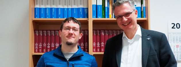 Dr. Michael Kraft und Prof. Dr. Martin Bertau mit Geopolymer-Ziegeln