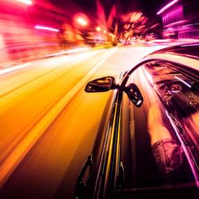 Verlässliche Prüfprozesse und klare Regeln sind laut TÜV-Verband entscheidend, um autonome Fahrzeuge sicher in den Straßenverkehr zu integrieren und das Vertrauen der Gesellschaft zu gewinnen.