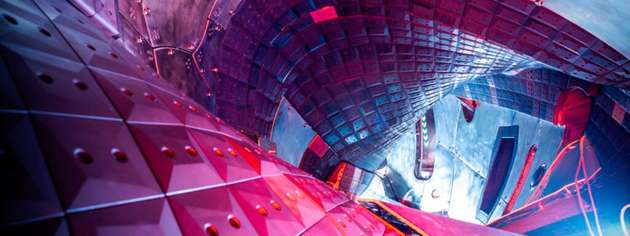 Blick ins Innere des Vakuumgefäßes von Wendelstein 7-X in Greifswald.