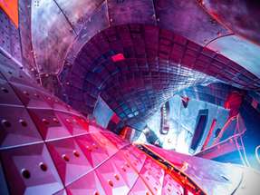 Blick ins Innere des Vakuumgefäßes von Wendelstein 7-X in Greifswald.