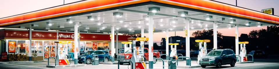 Die Tankstelle befindet sich im Wandel und entwickelt sich je nach Standort vom klassischen Versorgungsort zum digitalen Mobilitätszentrum oder weicht in ländlichen Regionen zunehmend zurück.