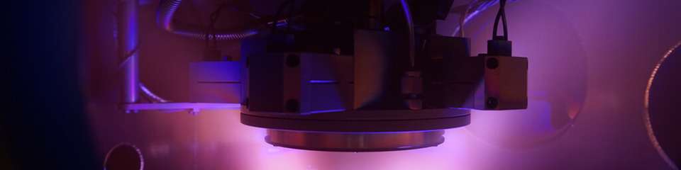 Argon-Plasma in der Vakuumkammer beim Magnetron-Sputtern, mit dem Substrat in der Bildmitte.