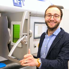 Mit dem neuen Verfahren, das Dr. Oliver Maurer entwickelt hat, lassen sich mit dem 3D-Drucker vor allem kleinere Metallbauteile erheblich feiner und qualitativ hochwertiger drucken.