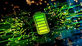 Ein Forschungsteam um Prof. Dr. Philipp Adelhelm zeigt: Die bislang als problematisch geltende Ko-Interkalation kann in geeigneten Kathodenmaterialien die Ladegeschwindigkeit und Effizienz von Natrium-Ionen-Batterien deutlich verbessern.