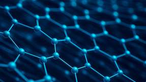 Graphen unter dem Mikroskop: Die hexagonale Struktur des zweidimensionalen Kohlenstoffmaterials ermöglicht eine hohe Leitfähigkeit und gezielte Porenanordnung – zentrale Eigenschaften für neue Superkondensator-Elektroden, wie sie das Empa-Team derzeit entwickelt.
