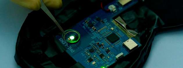 Eine vom KAIST-Forschungsteam entwickelte ultradünne OLED-Kontaktlinse ermöglicht erstmals eine drahtlose und unkomplizierte Netzhautdiagnostik außerhalb der Dunkelkammer.