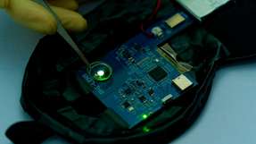 Eine vom KAIST-Forschungsteam entwickelte ultradünne OLED-Kontaktlinse ermöglicht erstmals eine drahtlose und unkomplizierte Netzhautdiagnostik außerhalb der Dunkelkammer.