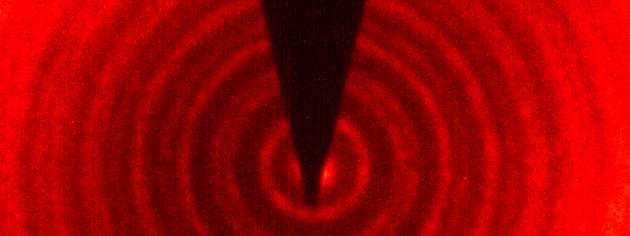 Mit einem Strahl aus Heliumatomen haben sie eine dünne Membran aus Graphen durchleuchtet. Die Materiewellen des Atomstrahls erzeugen hinter der Membran ein charakteristisches Wellenmuster.