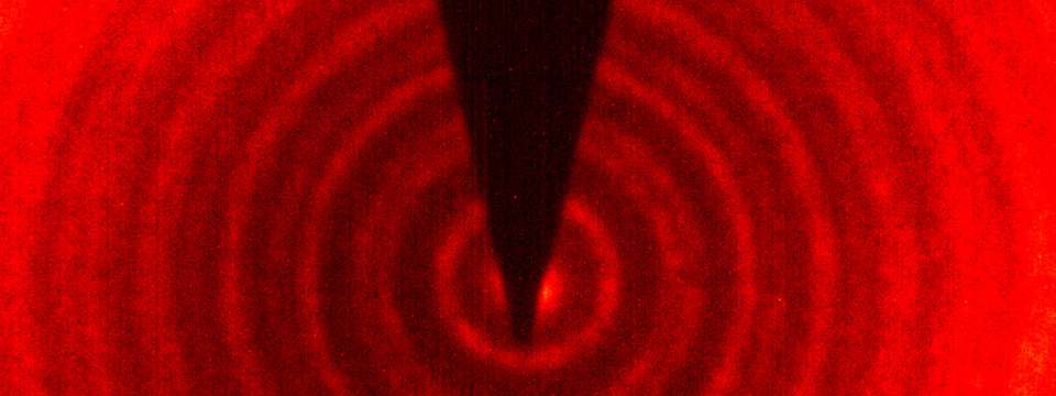 Mit einem Strahl aus Heliumatomen haben sie eine dünne Membran aus Graphen durchleuchtet. Die Materiewellen des Atomstrahls erzeugen hinter der Membran ein charakteristisches Wellenmuster.