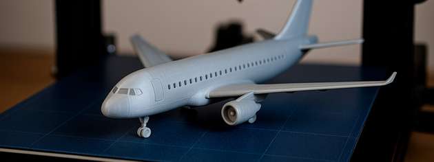 Im Forschungsprojekt TIRIKA entwickeln Partner der U Bremen Research Alliance neue Verfahren, um 3D-gedruckte Titanbauteile für die Luftfahrt leichter, belastbarer und ressourcenschonender herzustellen – ein Beitrag zu mehr Nachhaltigkeit und Effizienz im Leichtbau.