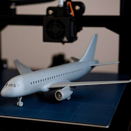 Im Forschungsprojekt TIRIKA entwickeln Partner der U Bremen Research Alliance neue Verfahren, um 3D-gedruckte Titanbauteile für die Luftfahrt leichter, belastbarer und ressourcenschonender herzustellen – ein Beitrag zu mehr Nachhaltigkeit und Effizienz im Leichtbau.