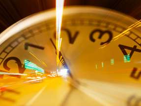 Die Thorium-Atomkernuhr der TU Wien nutzt winzige Formänderungen im Atomkern, um elektrische Felder mit höchster Genauigkeit zu messen – und liefert damit neue Ansätze zur Erforschung der Grundlagen physikalischer Kräfte.