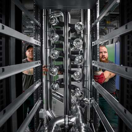 Wie kommt die Kühllösung ins Rechenzentrum? Wie wird sie in den Service eingebunden? Diese Praxisfragen sind hoch relevant für den Einsatz in großer Skalierung.
