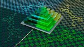 Visualisierung einer 3D-gedruckten Pyramidenstruktur mit elektrochromem Verhalten. Aufgrund der unterschiedlichen Redoxzustände des leitfähigen Materials verändert die Struktur bei elektrochemischer Stimulierung reversibel ihre Farbe.
