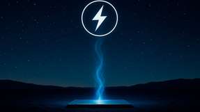 Eine experimentelle Anlage zeigt, wie ein Stirlingmotor nachts mechanische Energie aus dem Temperaturgefälle zwischen Erdboden und Weltraum gewinnt.