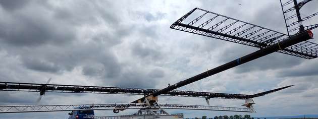 Nachdem das Flugzeug aus der Halle gefahren wurde, wurde es erstmalig auf seinem Startwagen an ein Zugfahrzeug angehängt. Im Standfall müssen die Tragflächen ohne aerodynamischen Auftrieb durch die Ausleger des Startwagens gestützt werden, um die ultraleichte Struktur des Flugzeugs nicht zu überlasten.
