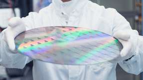 Anton Potočnik kam 2018 als Forscher im Bereich supraleitende Quantentechnologien zu Imec und konzentriert sich auf hochkohärente supraleitende Schaltungen, neuartige Ansätze zur Qubit-Integration und Qubit-Steuerung mit Kryo-CMOS-Elektronik. Bevor er zu imec kam, war er Postdoktorand in der Gruppe von Prof. Andreas Wallraff an der ETH Zürich und arbeitete dort an analogen Quantensimulationen. Er promovierte an der Fakultät für Mathematik und Physik in Ljubljana und am Jožef Stefan Institut, wo er sich mit molekularen Supraleitern im Bereich des Metall-Isolator-Übergangs unter Verwendung von Magnetresonanztechniken befasste.