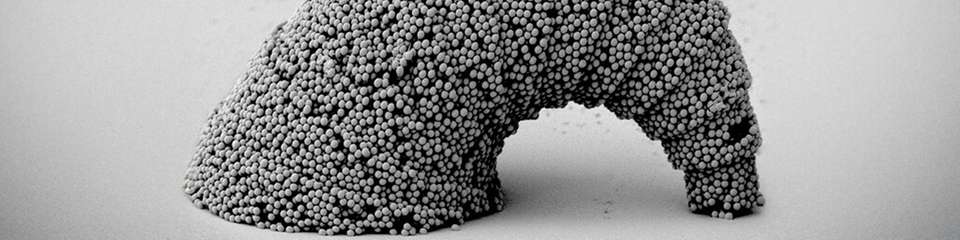 Die neue optofluidische 3D‑Fertigungsmethode ermöglicht Mikro‑ und Nanostrukturen aus unterschiedlichsten Materialien und schafft damit die Grundlage für multifunktionale Mikroroboter und innovative mikrotechnische Anwendungen.