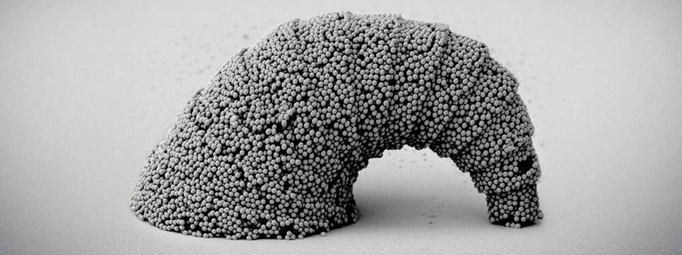 Die neue optofluidische 3D‑Fertigungsmethode ermöglicht Mikro‑ und Nanostrukturen aus unterschiedlichsten Materialien und schafft damit die Grundlage für multifunktionale Mikroroboter und innovative mikrotechnische Anwendungen.