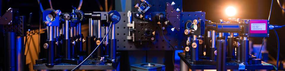 Blick ins Quantenoptiklabor der Universität Stuttgart: Hier experimentieren Forschende mit neuen Photonenquellen für Quantencomputing und Quantennetzwerke.