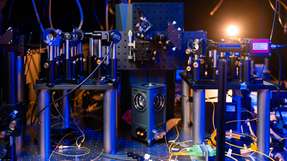 Blick ins Quantenoptiklabor der Universität Stuttgart: Hier experimentieren Forschende mit neuen Photonenquellen für Quantencomputing und Quantennetzwerke.