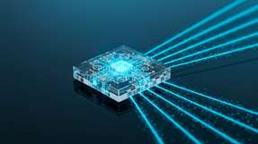 Der optische Verstärker verstärkt Lichtsignale rund 100‑fach, arbeitet mit wenigen hundert Milliwatt und könnte dank seiner kompakten Bauweise künftig in mobilen Geräten und vielfältigen Anwendungen der Datenkommunikation und Sensorik eingesetzt werden.