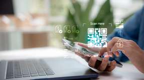 Der nur mikrometergroße QR‑Code wurde mithilfe fokussierter Ionenstrahlen in eine keramische Dünnschicht gefräst und zeigt, wie sich Daten in extrem stabilen Materialien langfristig und energieunabhängig speichern lassen.