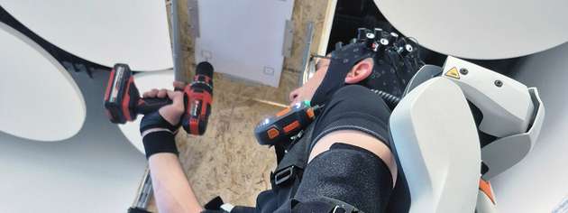 Im Forschungsprojekt CoExo werden reale Überkopf‑Tätigkeiten mit Exoskelett und umfassender Sensorik untersucht, um zu analysieren, wie körperliche Entlastung, Bewegungskoordination und kognitive Anforderungen beim Arbeiten zusammenwirken.