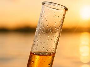 Durch Photokatalyse werden Kunststoffpolymere mit hoher Selektivität in Essigsäure umgewandelt.