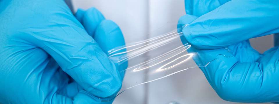 Flexibel: Der feste Elektrolyt auf der Basis von Silikon ist dehnbar und kompensiert dadurch die Hohlräume, die sich beim Laden und Entladen in Feststoffbatterien bilden.