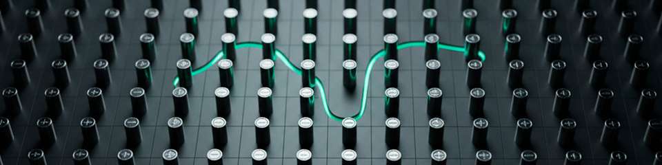 Sind die Dipole nicht exakt gegensinnig, sondern leicht gekippt, können Domänen und ihre Grenzflächen zusätzliche elektrische Eigenschaften entwickeln – ein Ansatz, der neue Potenziale für Energiespeicher und elektronische Bauteile eröffnet.