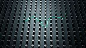 Sind die Dipole nicht exakt gegensinnig, sondern leicht gekippt, können Domänen und ihre Grenzflächen zusätzliche elektrische Eigenschaften entwickeln – ein Ansatz, der neue Potenziale für Energiespeicher und elektronische Bauteile eröffnet.