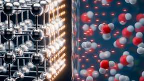Die Visualisierung zeigt die Grenzschicht, die sich zwischen der festen, kristallinen Elektrode und dem flüssigen Elektrolyten bildet. Innerhalb dieser Schicht finden Ladungstrennung und chemische Reaktionen statt. Das neue Modell beschreibt diese Prozesse und hilft bei der Entwicklung und Verbesserung von Elektrokatalysatoren.