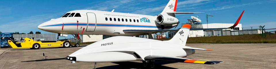 Der unbemannte Versuchsflieger Proteus neben dem Versuchsflugzeug Istar.