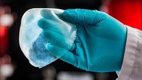 Der neu entwickelte biomimetische Gewebeersatz eröffnet neue Ansätze für leistungsfähige Implantate – hier demonstriert an einem gedruckten Herzbeutel (Perikard).