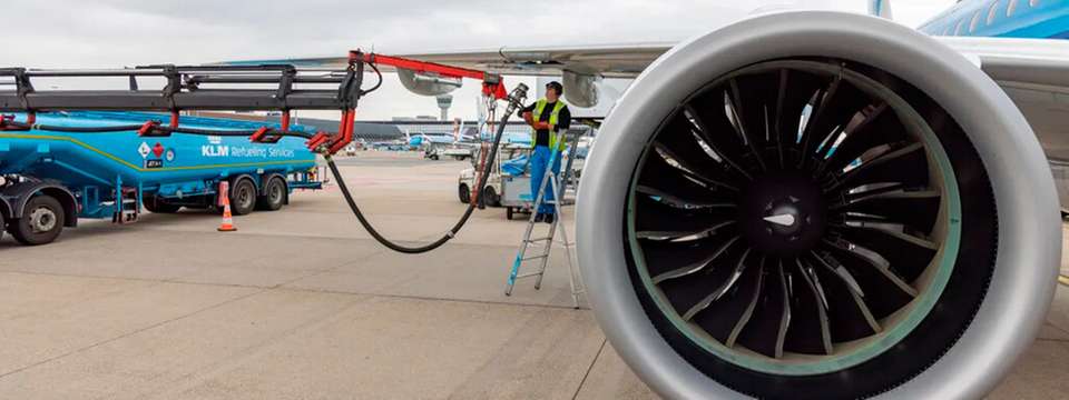 Betankung mit e-SAF-Gemisch am Flughafen Schiphol: Das Treibstoffgemisch enthielt 5 % synthetisches Kerosin aus Ineratecs Power-to-Liquid-Anlage ERA ONE.