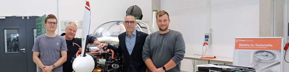 Das Kernteam des Reisemotorseglers „Taifun 17 H2“ (von links): Wissenschaftlicher Mitarbeiter Jan Hußlein, Ingenieur Tom Wollin, Dekan Prof. Dr. Johannes Paulus, Masterstudent Sebastian Stenger und wissenschaftlicher Mitarbeiter Toni Schott (nicht im Bild).