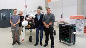 Das Kernteam des Reisemotorseglers „Taifun 17 H2“ (von links): Wissenschaftlicher Mitarbeiter Jan Hußlein, Ingenieur Tom Wollin, Dekan Prof. Dr. Johannes Paulus, Masterstudent Sebastian Stenger und wissenschaftlicher Mitarbeiter Toni Schott (nicht im Bild).