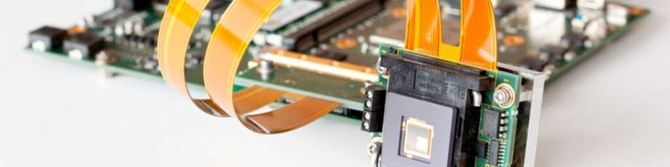 MEMS-basierter Flächenlichtmodulator des Fraunhofer IPMS auf einer Elektronikplatine.