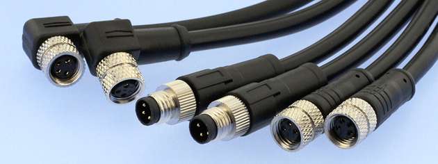 Gerade und gewinkelte M8-Steckverbinder ermöglichen flexible Kabelkonfektionen für die Verbindung von Peripherie und Geräteelektronik.