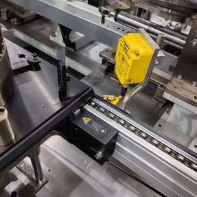 Besser als Fußspuren: Durch die Implementierung des RFID-Systems von Turck konnte der Systemintegrator eine zuverlässige Rückverfolgung der Materialien während der Stator-Montage sicherstellen.