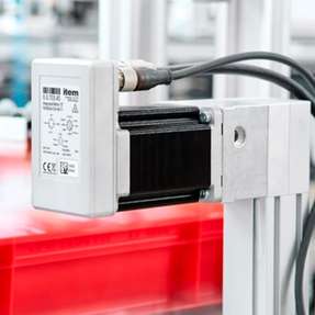 Der Schrittmotor liefert bereits bei niedrigen Drehzahlen ein hohes Drehmoment von 3 Nm bei einer Nennleistung von 100 W und benötigt daher kein zusätzliches Getriebe.