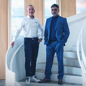 teffen Winkler, Vertriebsleitung der Business Unit Automation & Electrification Solutions bei Bosch Rexroth (links), und Jash Bansidhar, Leiter IoT Automation bei Advantech (rechts), freuen sich auf die Zusammenarbeit.