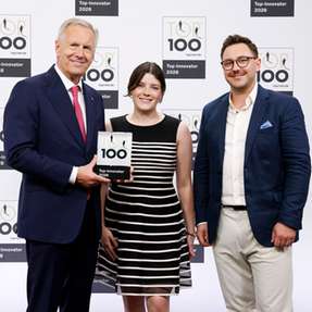 TKD Kabel hat das TOP 100-Siegel 2026 erhalten. Head of Business Development Max Herrmann (rechts) und Specialist Marketing Communications Kristina Braunen nahmen die Auszeichnung von Mentor Christian Wulff entgegen.
