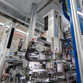 Mit einer Taktzeit von nur fünf Sekunden bringt sich das elektromechanische Fügemodul NCFE von Kistler in Position, führt den Einpressvorgang kraft-weg-überwacht durch und vollzieht eine ebenso schnelle Rückzugsbewegung.