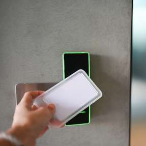 Der Zugang zum Schrank erfolgt über personalisierte, autorisierte Karten, zudem wird jede Entnahme und jede Rückgabe automatisch dokumentiert. 