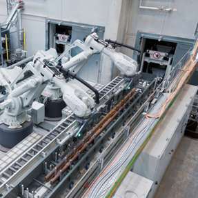 Liebherr-Components Kirchdorf verarbeitet in automatisierten Metall-Sägezentrum Langgut aus Stahl für Hydraulikzylinder – und das besonders effizient und präzise. Dabei greifen Robotik von ABB Robotics, intelligentes Engineering sowie eine in der Lagerverwaltung integrierte Software von Involon ineinander.
